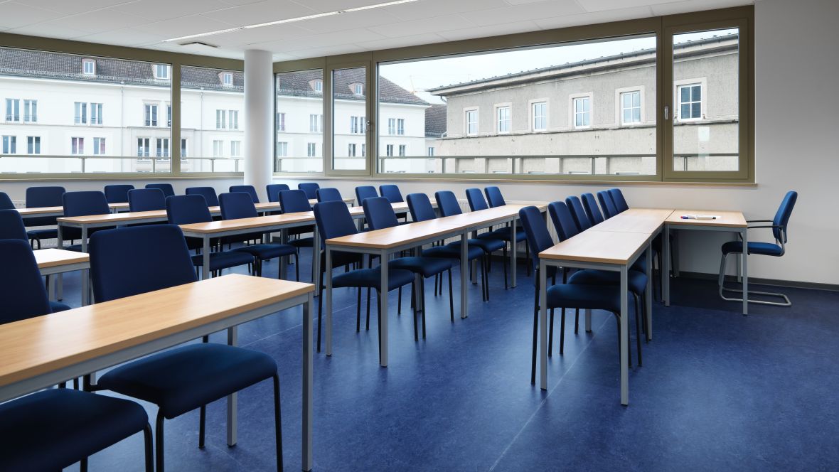 Schulcampus Dresden Klassenzimmer mit blauem Boden – Forbo Marmoleum Forte